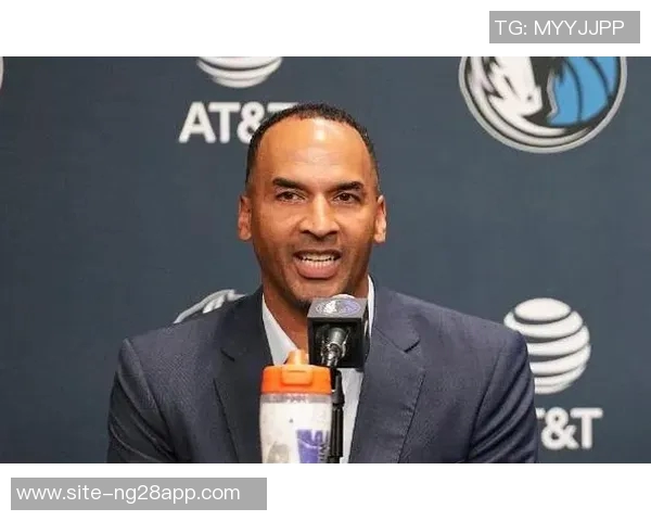 独行侠老板现场观战NBA中国赛女兆日月笑容成经典表情包